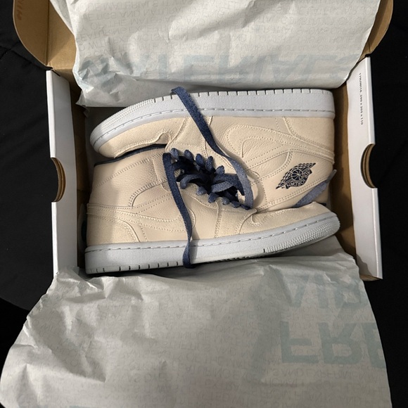 Nike Cream Sneakers with Navy Accents - Picture 1 of 2